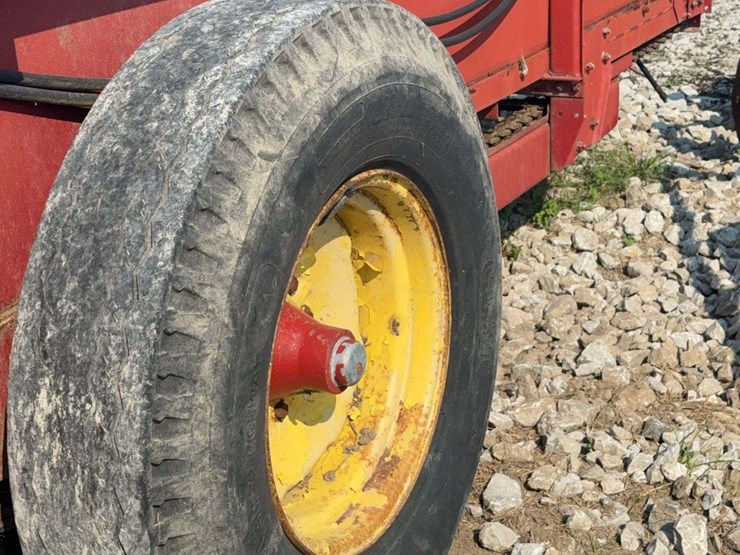 new-holland-165-image-8