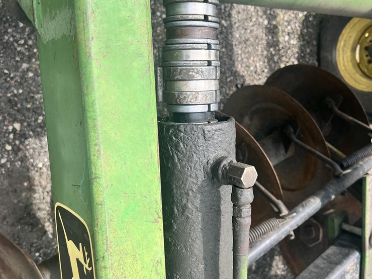 john-deere-230-image-9
