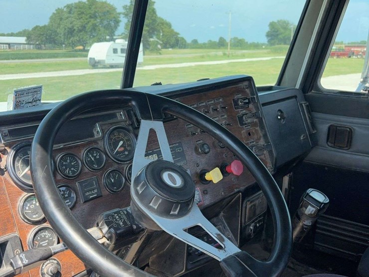 1994-peterbilt-377-image-24