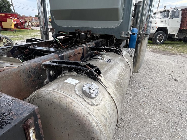 2000-peterbilt-379-image-20