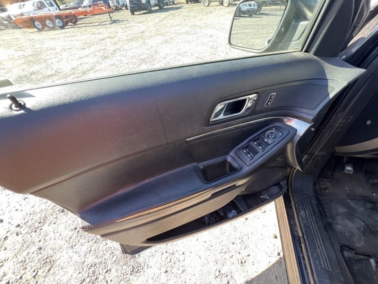 2018-ford-explorer-image-27