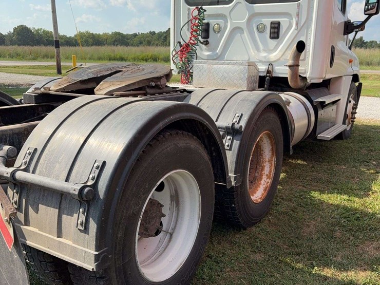 2015-freightliner-cascadia-125-image-9