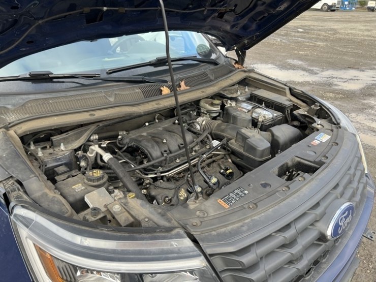 2017-ford-explorer-image-16