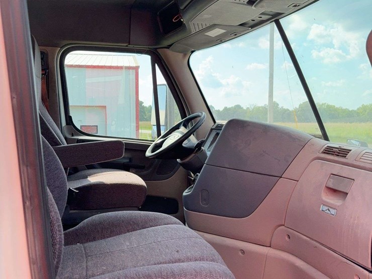 2015-freightliner-cascadia-125-image-14