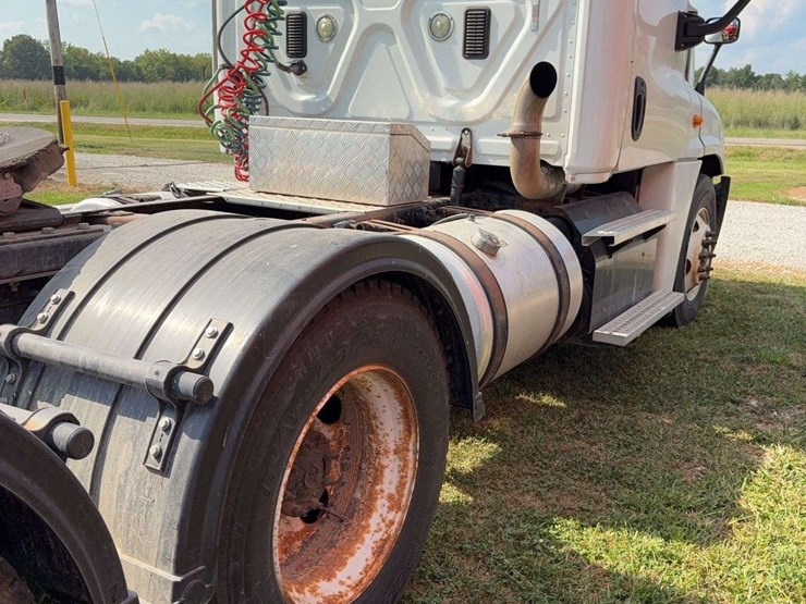 2015-freightliner-cascadia-125-image-10