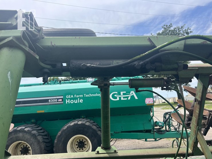 john-deere-230-image-10