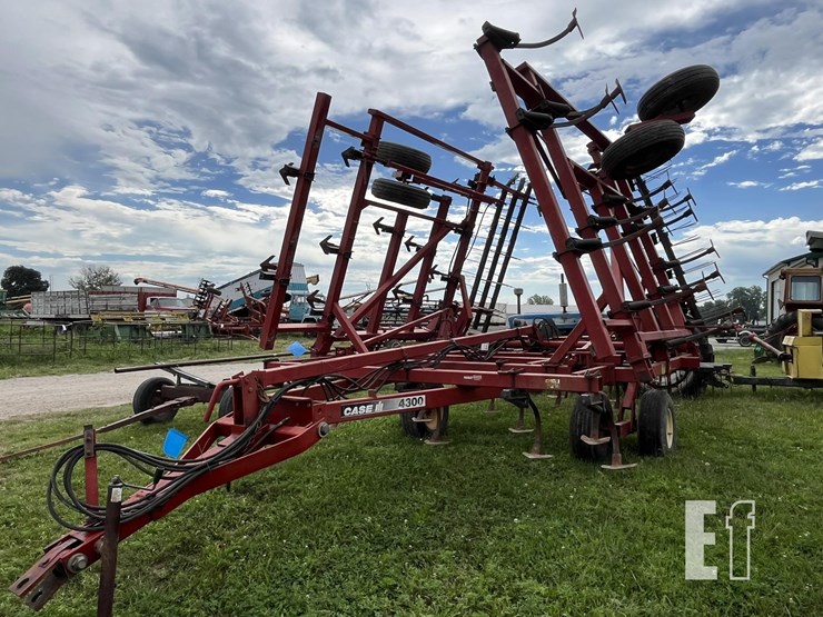 case-ih-4300-image-1