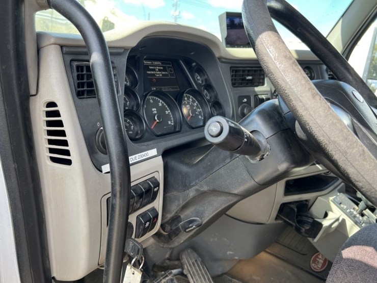 2020-peterbilt-567-image-14