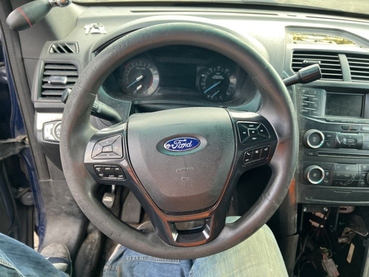 2017-ford-explorer-image-24