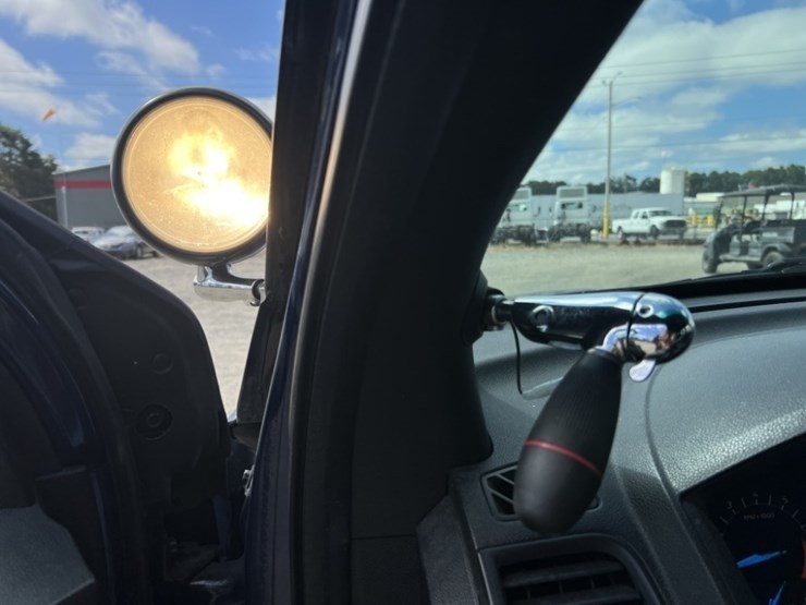 2016-ford-explorer-image-30