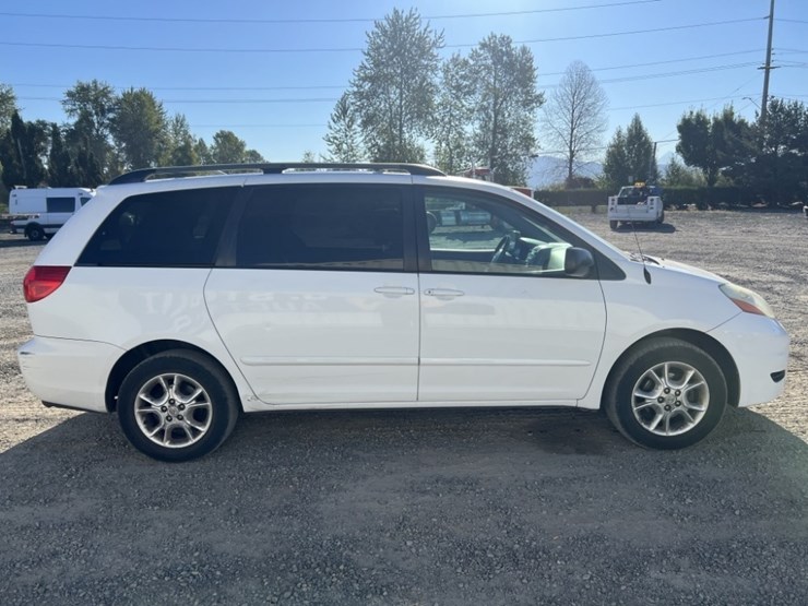 2006-toyota-sienna-le-image-3