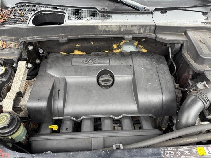 2011-land-rover-lr2-hse-image-14
