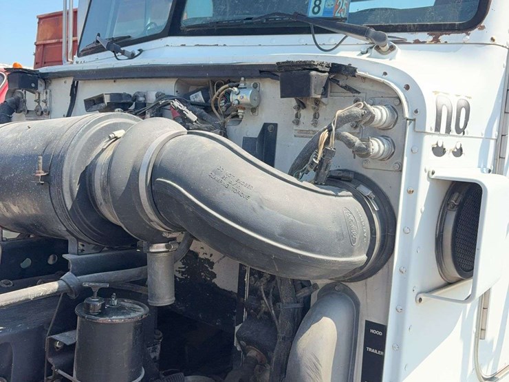 1994-peterbilt-377-image-30