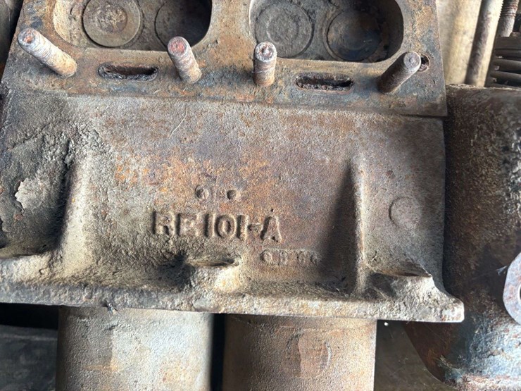 (9)-minneapolis-moline-engine-blocks-and-(4)-heads-image-7