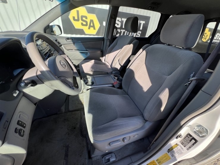 2006-toyota-sienna-le-image-24
