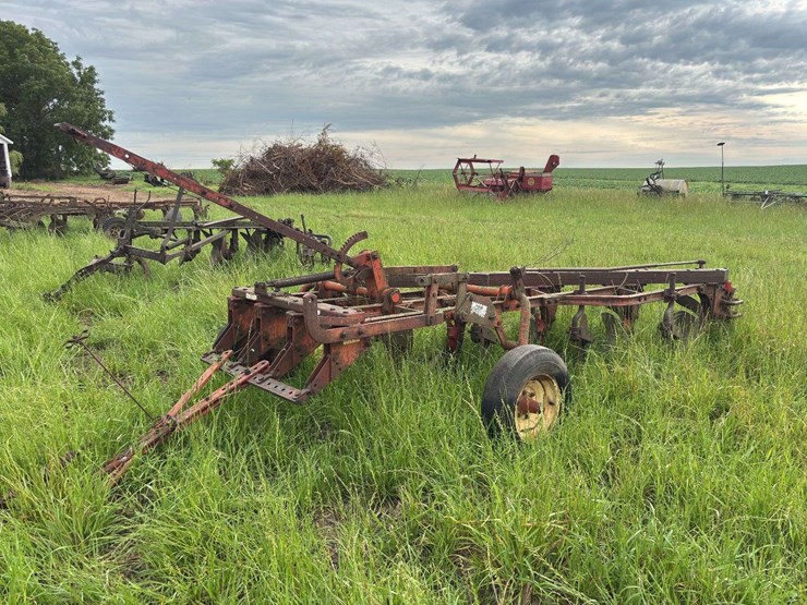 ji-case-5-bottom-14"-pull-type-plow-image-1
