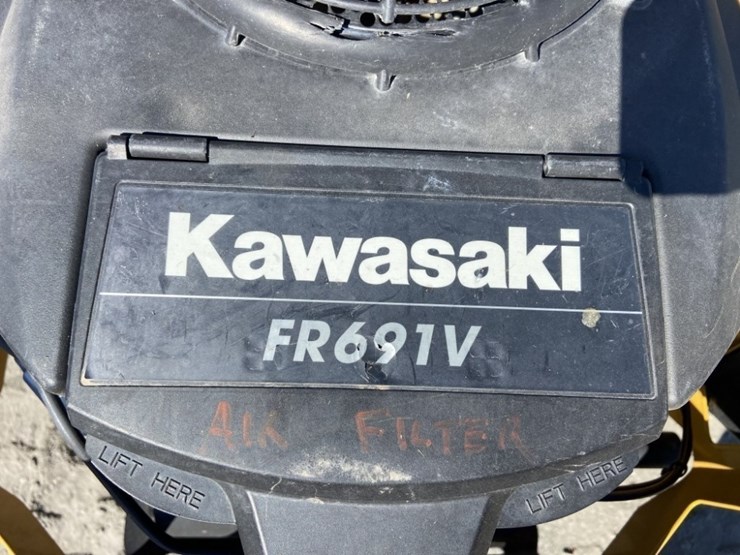 hustler-fastrak-zero-turn-mower-image-12