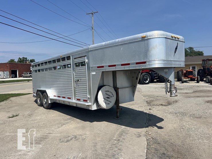 2005-featherlite-8127-image-1