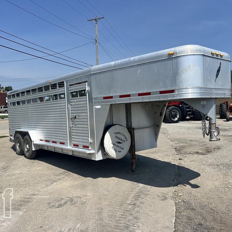 2005 FEATHERLITE 8127