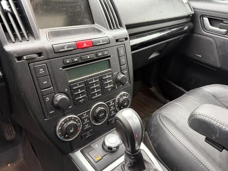 2011-land-rover-lr2-hse-image-12