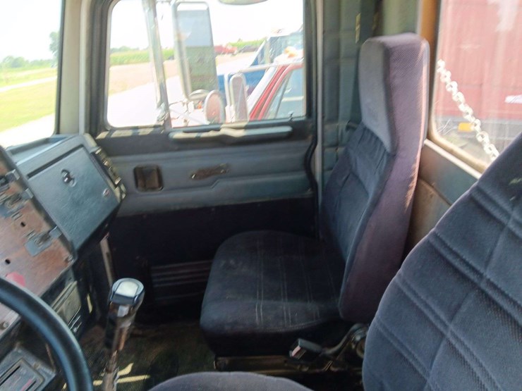 1994-peterbilt-377-image-42