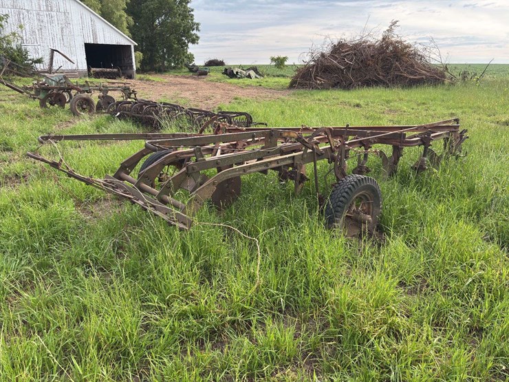 moline-5-bottom-14”-pull-type-plow-image-9