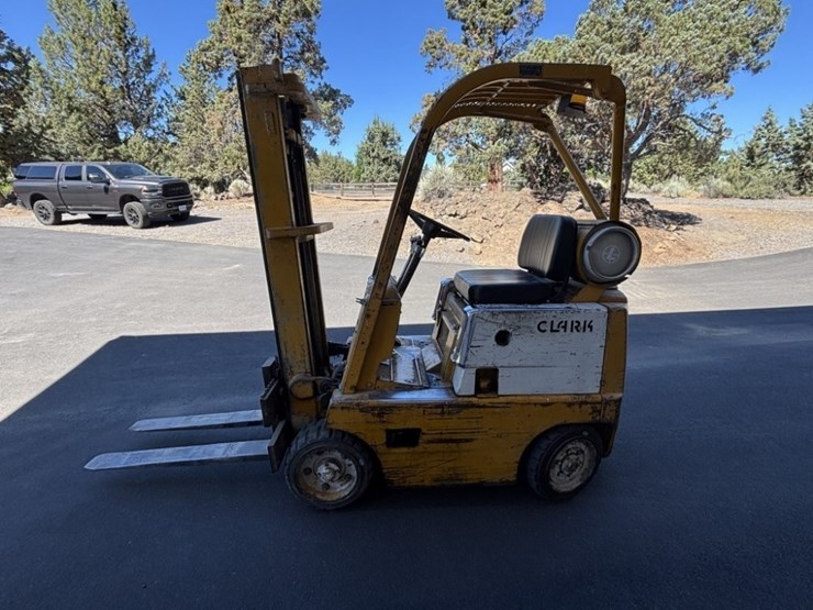 clark-c30b-forklift-image-2