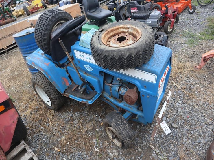 ford-lgt125-riding-mower-image-1