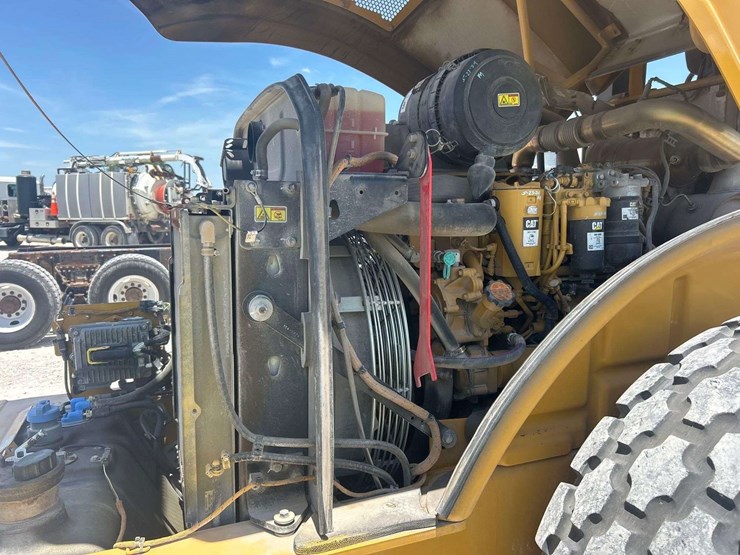 2018-caterpillar-cs54b-image-8