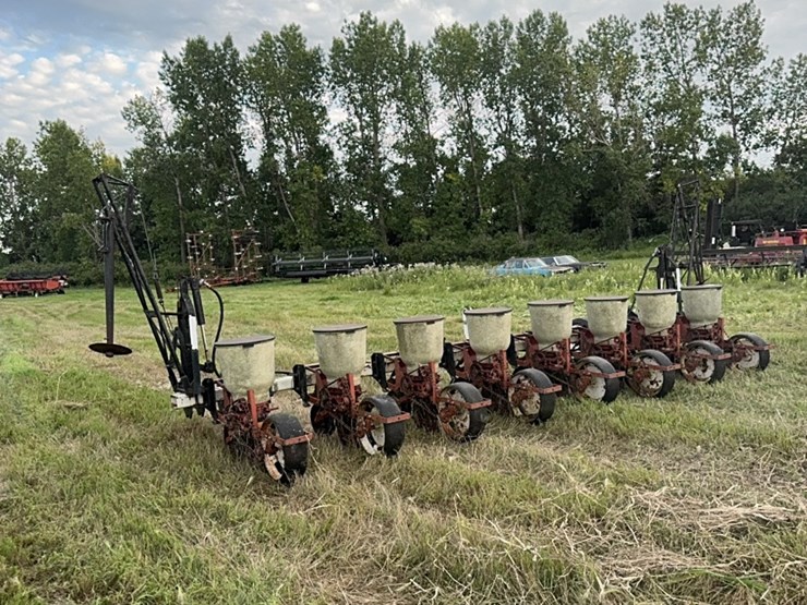 lilliston-8-row-planter-with-fiberglass-boxes,-been-sitting,-some-rust,-boxes-turn-free,-discs-need-loosened-up-image-3