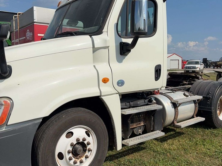 2015-freightliner-cascadia-125-image-4