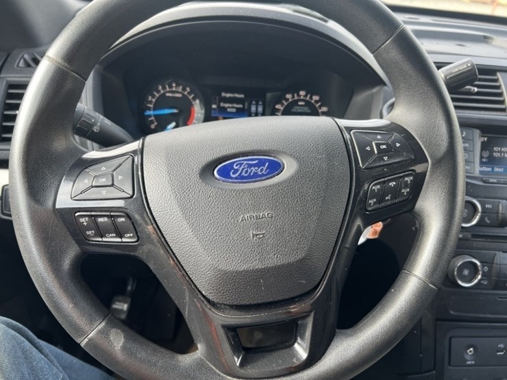 2017-ford-explorer-image-28