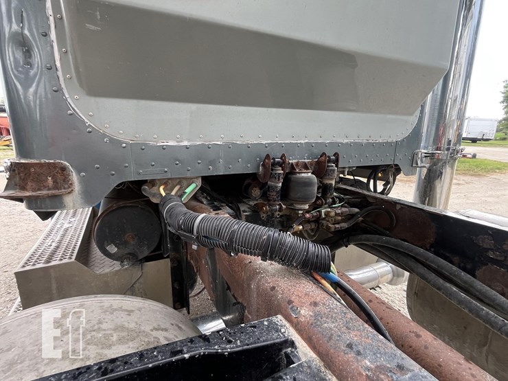 2000-peterbilt-379-image-9