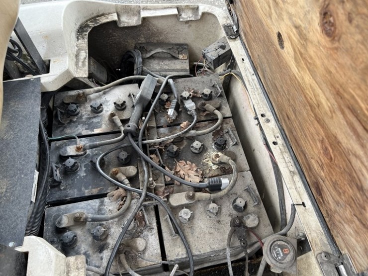 ez-go-textron-golf-cart-image-12