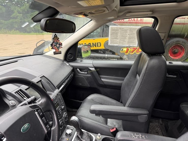 2011-land-rover-lr2-hse-image-11