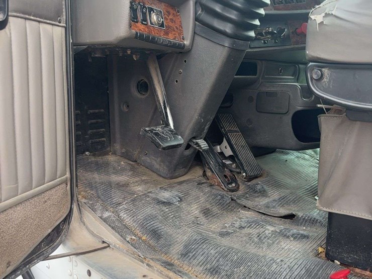 2003-kenworth-t800-image-28