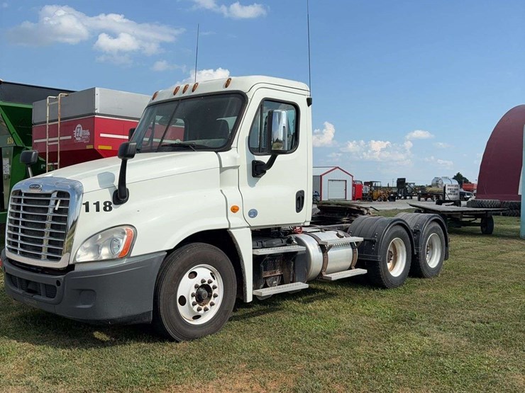 2015-freightliner-cascadia-125-image-1