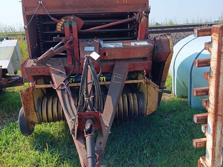 new-holland-845-image-1