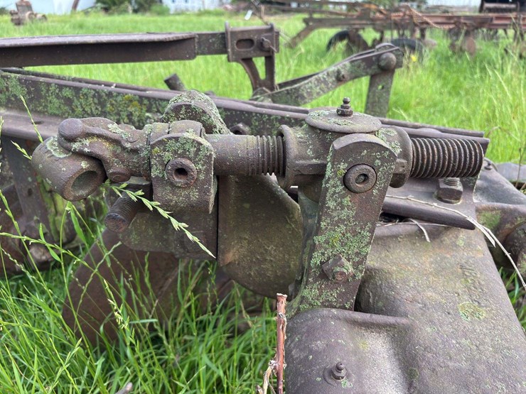 3-bottom-25”-terracing-plow-image-32