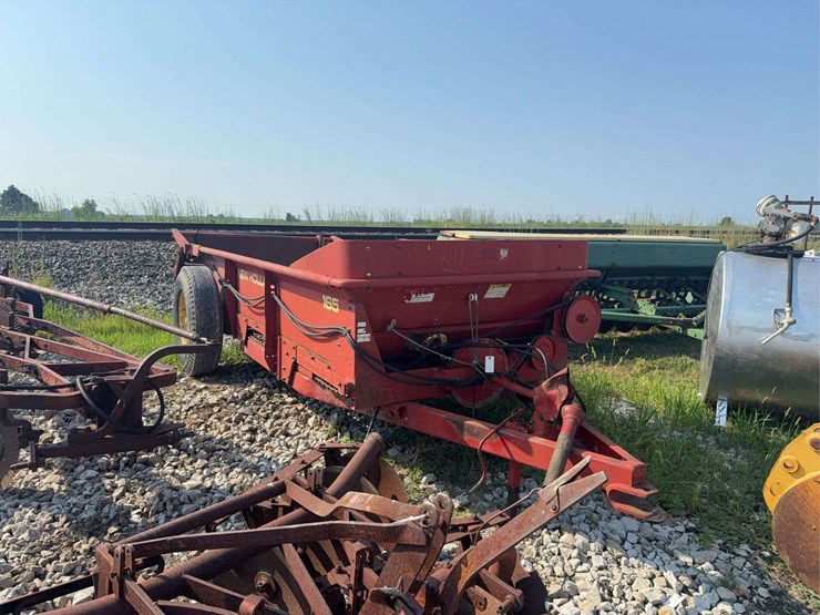 new-holland-165-image-1