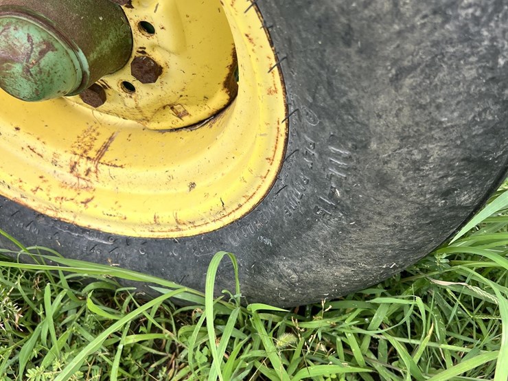 john-deere-220-image-13