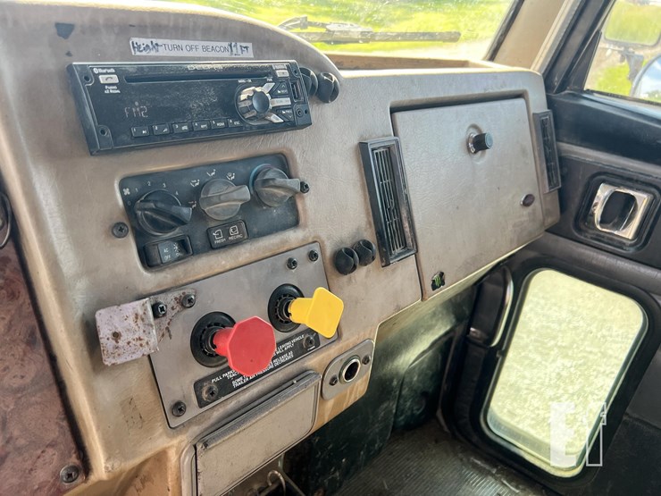 2005-peterbilt-335-image-15