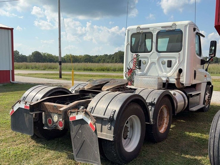 2015-freightliner-cascadia-125-image-8
