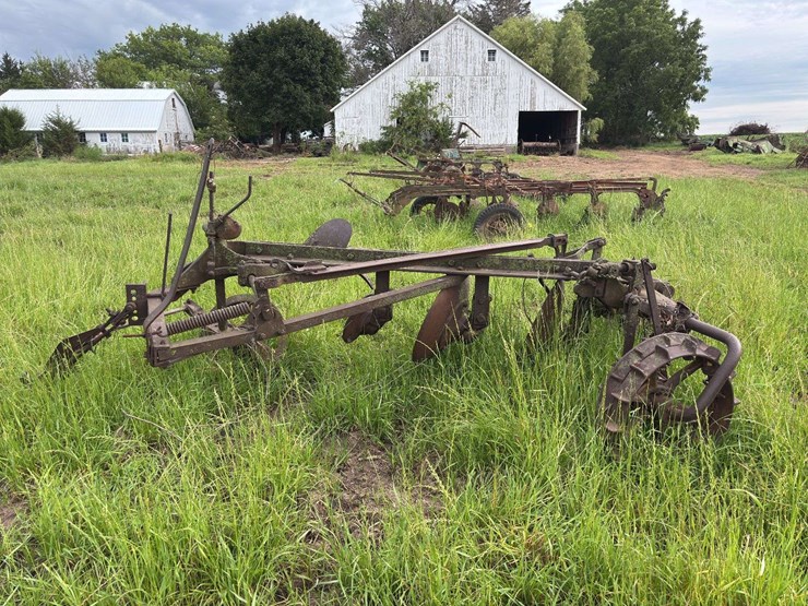 3-bottom-25”-terracing-plow-image-8