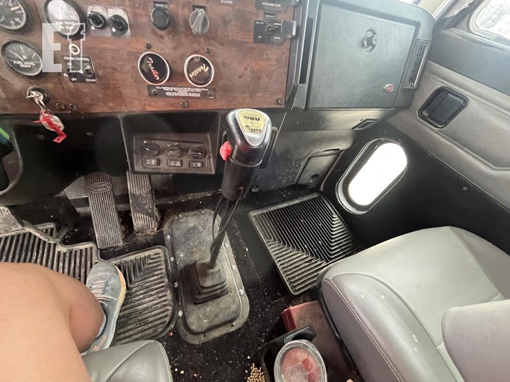 2000-peterbilt-379-image-37