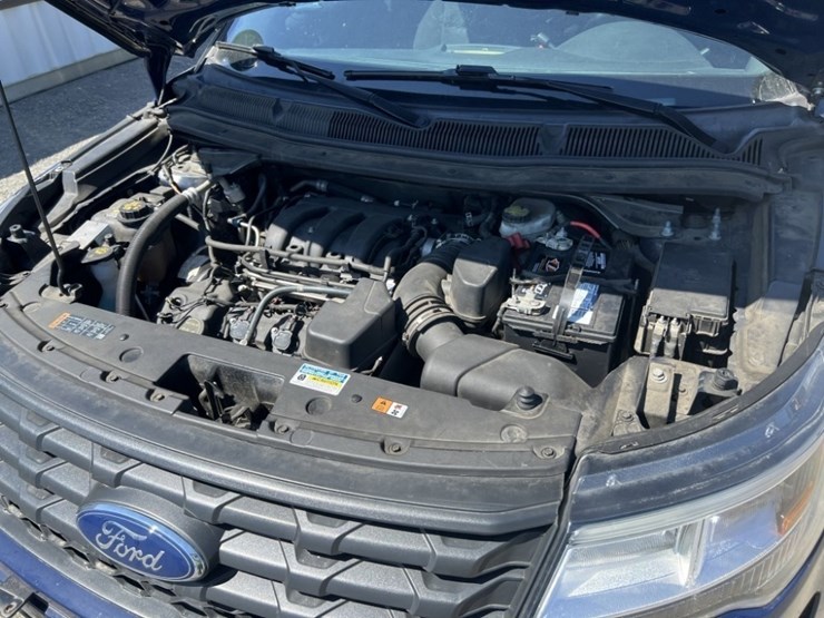 2016-ford-explorer-image-16