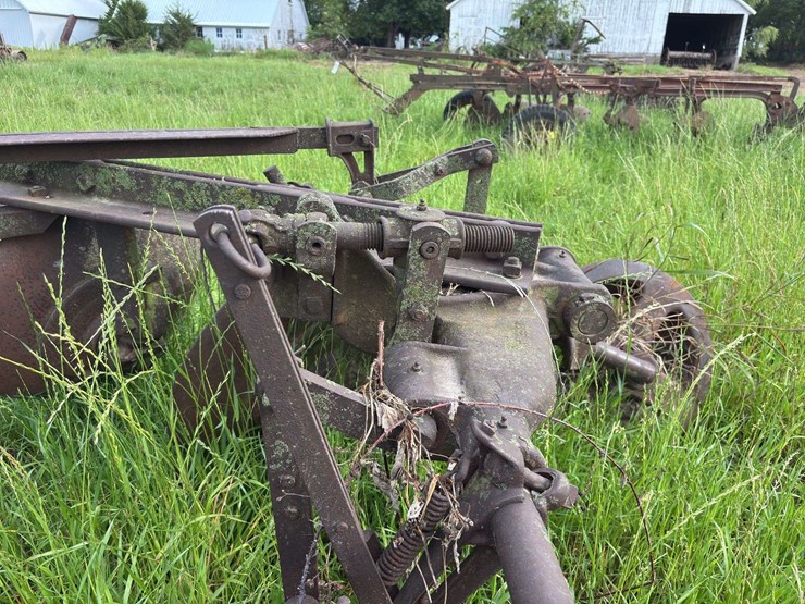 3-bottom-25”-terracing-plow-image-31