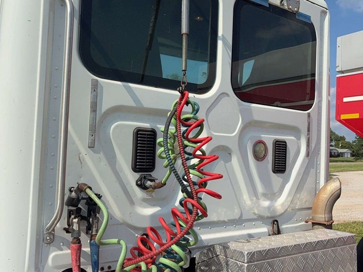2015-freightliner-cascadia-125-image-20