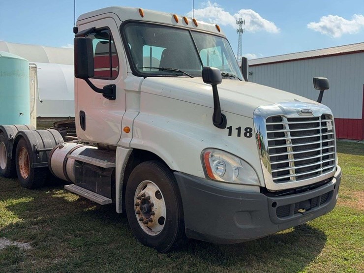 2015-freightliner-cascadia-125-image-2