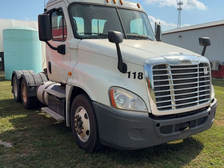 2015-freightliner-cascadia-125-image-3